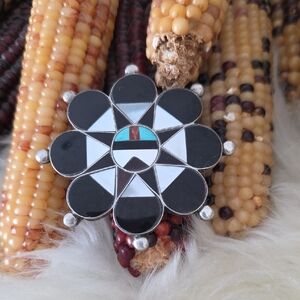 Beautiful Vintage Native American Zuni Inlaid Gemstone Sunface Pendant/Pin🖤🎁🩵